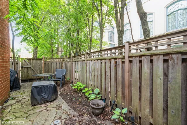 $3,700 | 2103 North Larrabee Street, Chicago, IL 60614