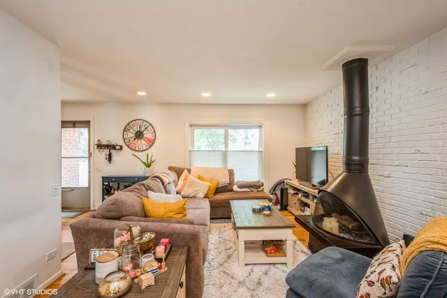 $3,700 | 2103 North Larrabee Street, Chicago, IL 60614