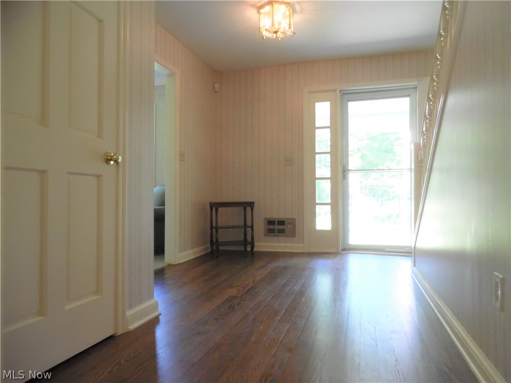 14755 Hubbard Road Burton, OH 44021 - Photo 5 of 35 Foyer/Front Entrance