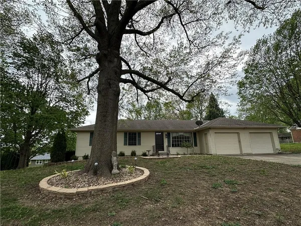 $345,000 | 1803 Clearview Drive, Lexington, MO 64067
