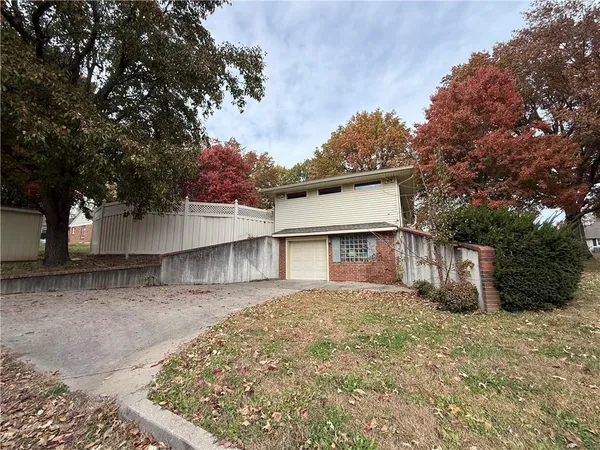 $345,000 | 1803 Clearview Drive, Lexington, MO 64067