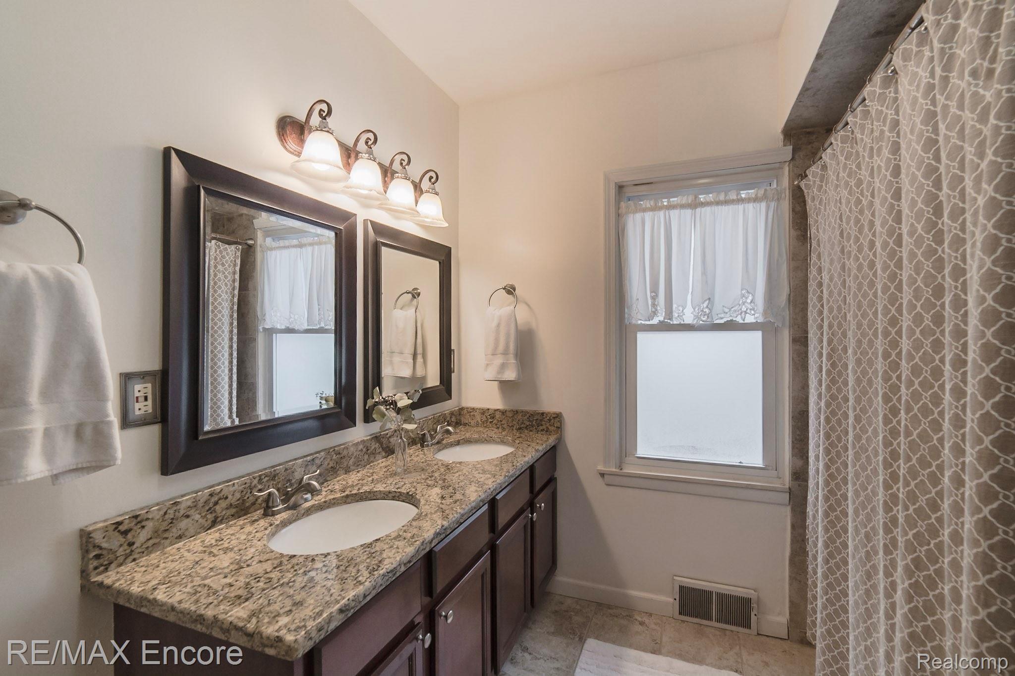2875 Devondale Road Rochester, MI 48309 - Photo 25 of 42 35-DSC_0686.jpg