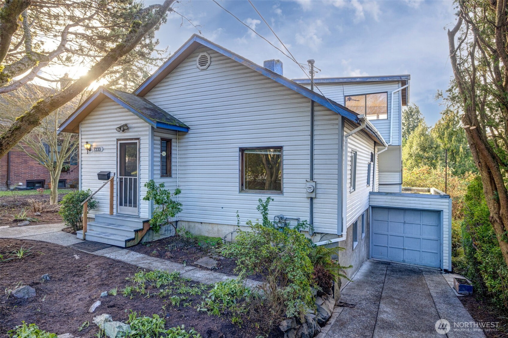 7233 36th Avenue Southwest Seattle, WA 98126 - Photo 2 of 40