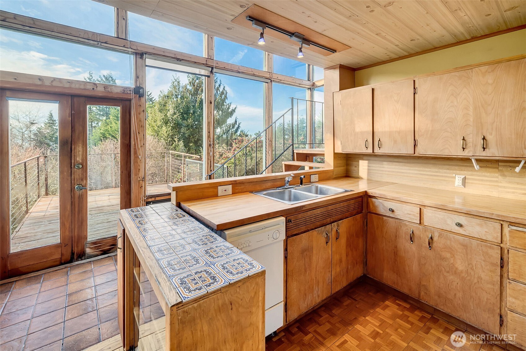 7233 36th Avenue Southwest Seattle, WA 98126 - Photo 7 of 40