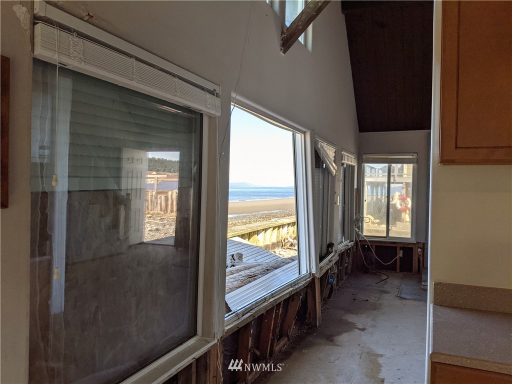 2545 West Beach Road Oak Harbor, WA 98277 - Photo 12 of 29 Gallery Image 12