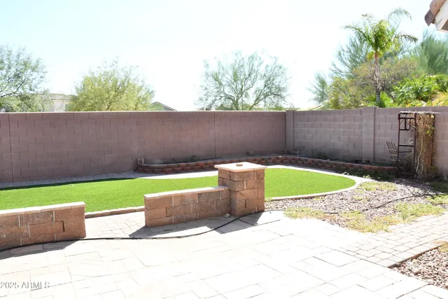 a view of a backyard