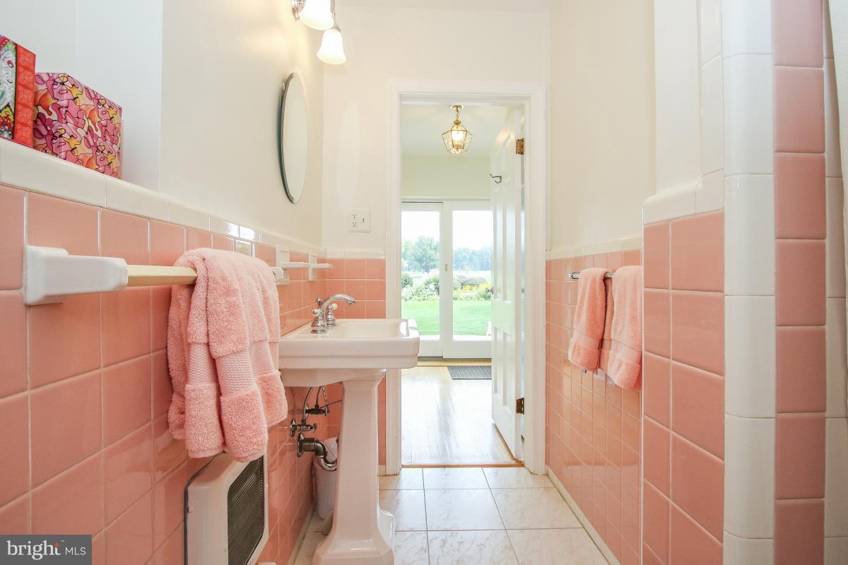 4105 Beverly Road Rockville, MD 20853 - Photo 11 of 29 Bath