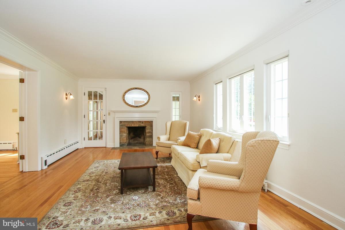 4105 Beverly Road Rockville, MD 20853 - Photo 3 of 29 Living Room