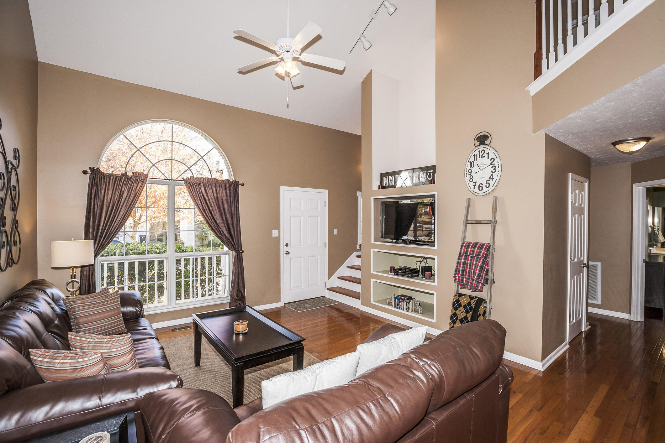 719 Station View Road Knoxville, TN 37919 - Photo 6 of 33 Living Room