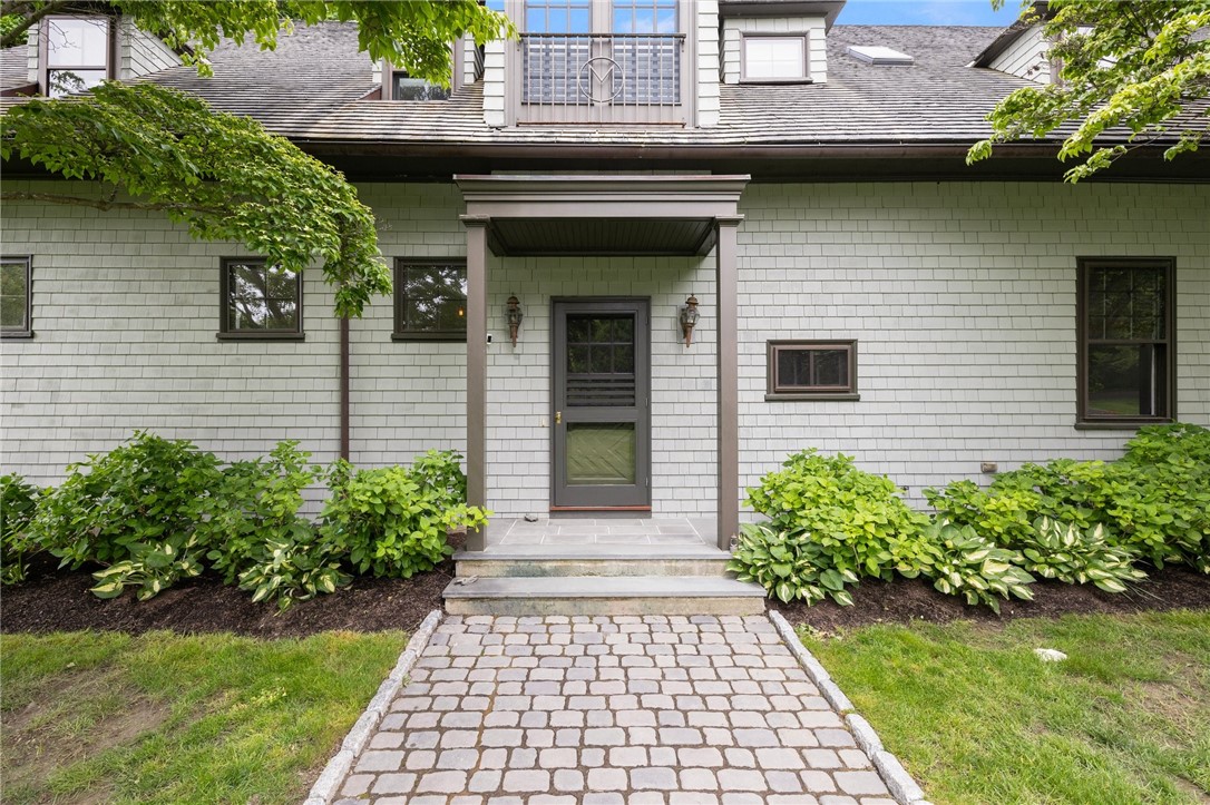 33 Beacon Hill Road Newport, RI 02840 - Photo 2 of 34