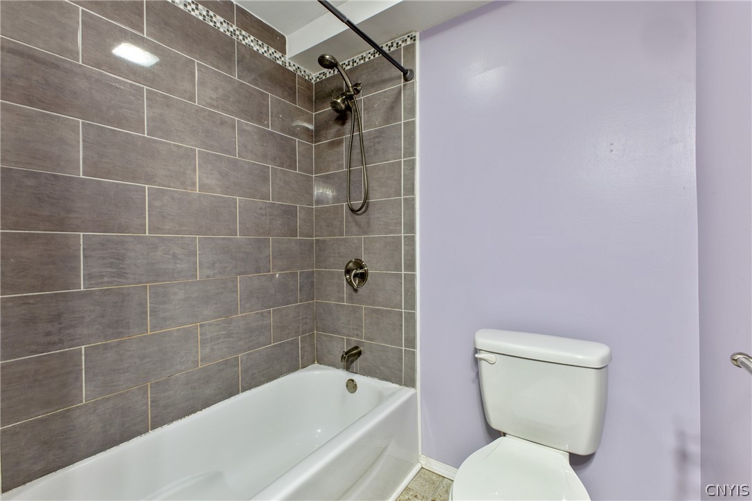 125 Circle Road Salina, NY 13212 - Photo 19 of 39 Full bathroom with laundry located on the first floor.