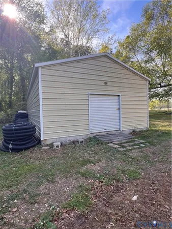 a view of a small house and yard