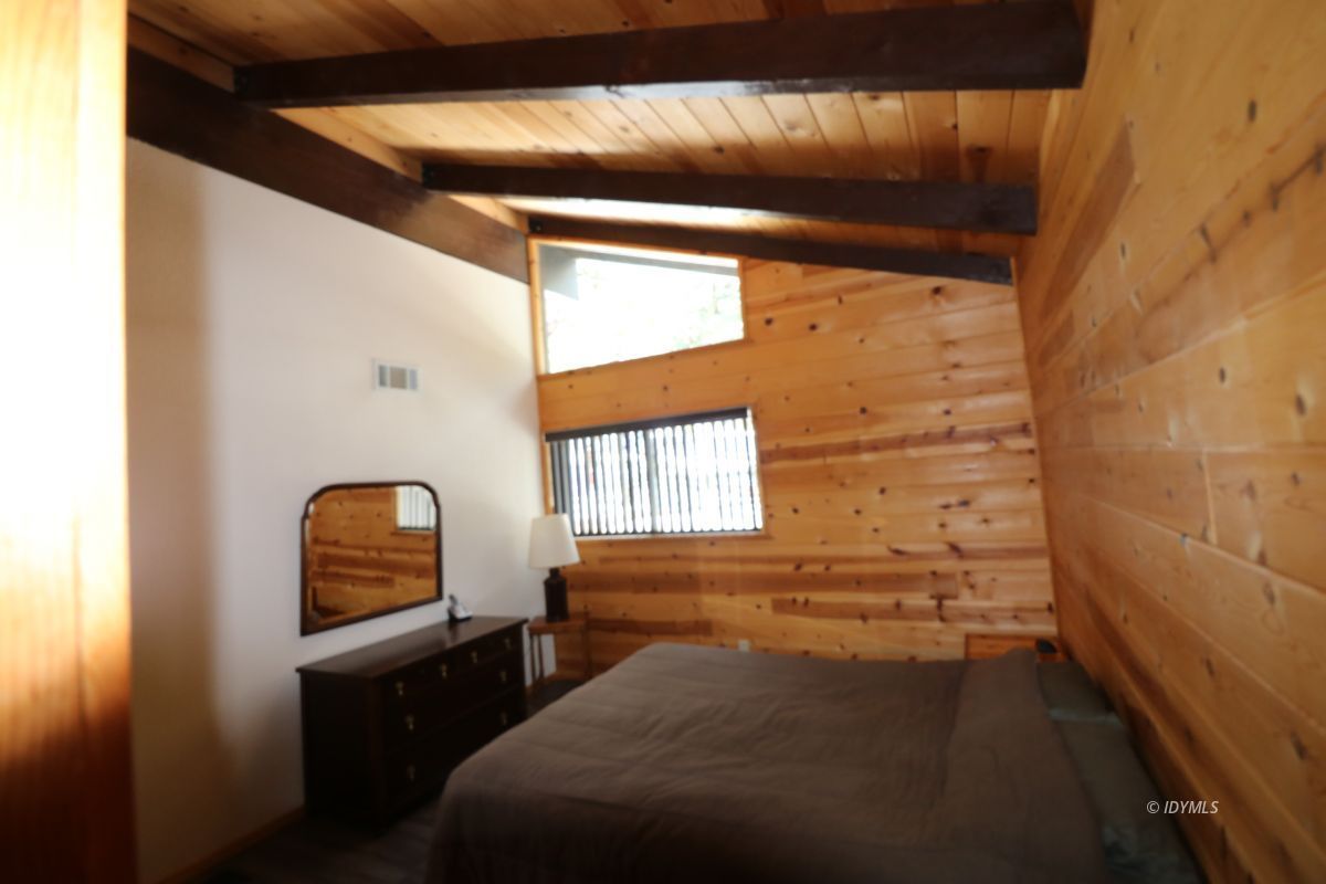 24796 Fern Valley Road Idyllwild, CA 92549 - Photo 11 of 20 a bedroom with a bed and a window