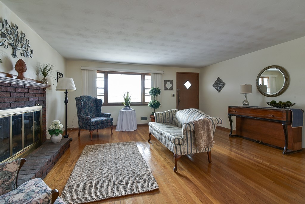 14 Ledgewood Road Framingham, MA 01701 - Photo 3 of 19 Gallery Image 3