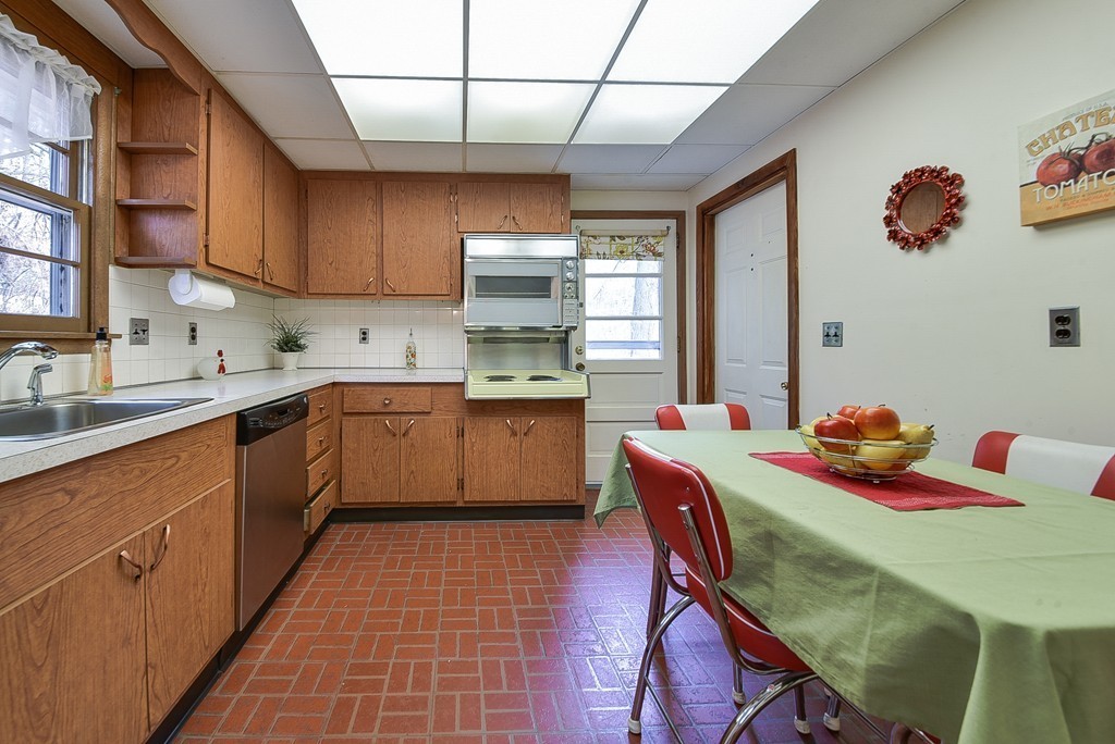 14 Ledgewood Road Framingham, MA 01701 - Photo 7 of 19 Gallery Image 7