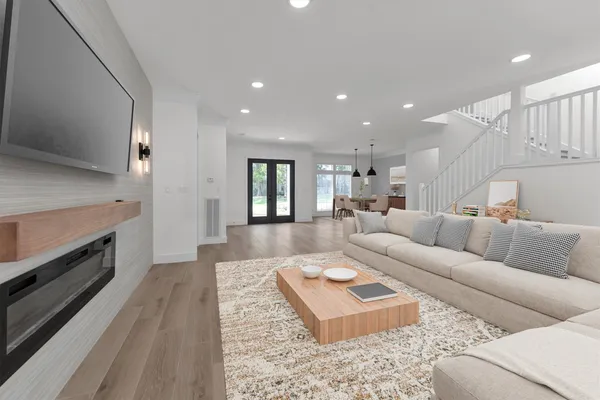 $1,225,000 | 30 East Wedgemere Circle, The Woodlands, TX 77381