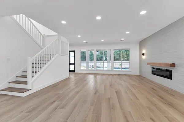 $1,225,000 | 30 East Wedgemere Circle, The Woodlands, TX 77381