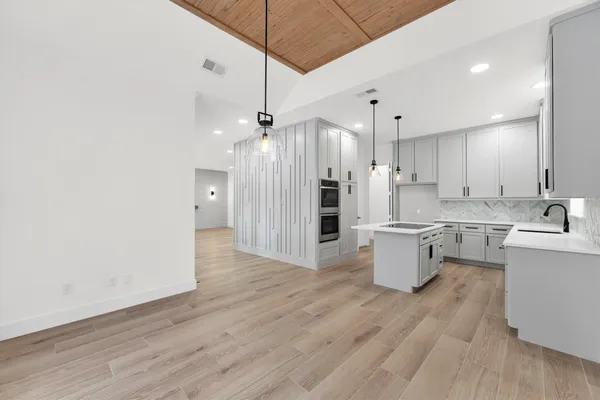 $1,225,000 | 30 East Wedgemere Circle, The Woodlands, TX 77381