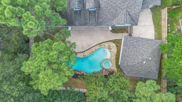 $1,225,000 | 30 East Wedgemere Circle, The Woodlands, TX 77381