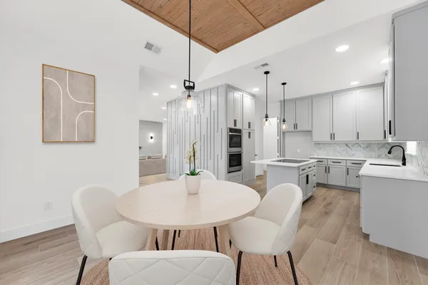 $1,225,000 | 30 East Wedgemere Circle, The Woodlands, TX 77381