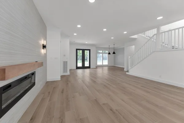 $1,225,000 | 30 East Wedgemere Circle, The Woodlands, TX 77381