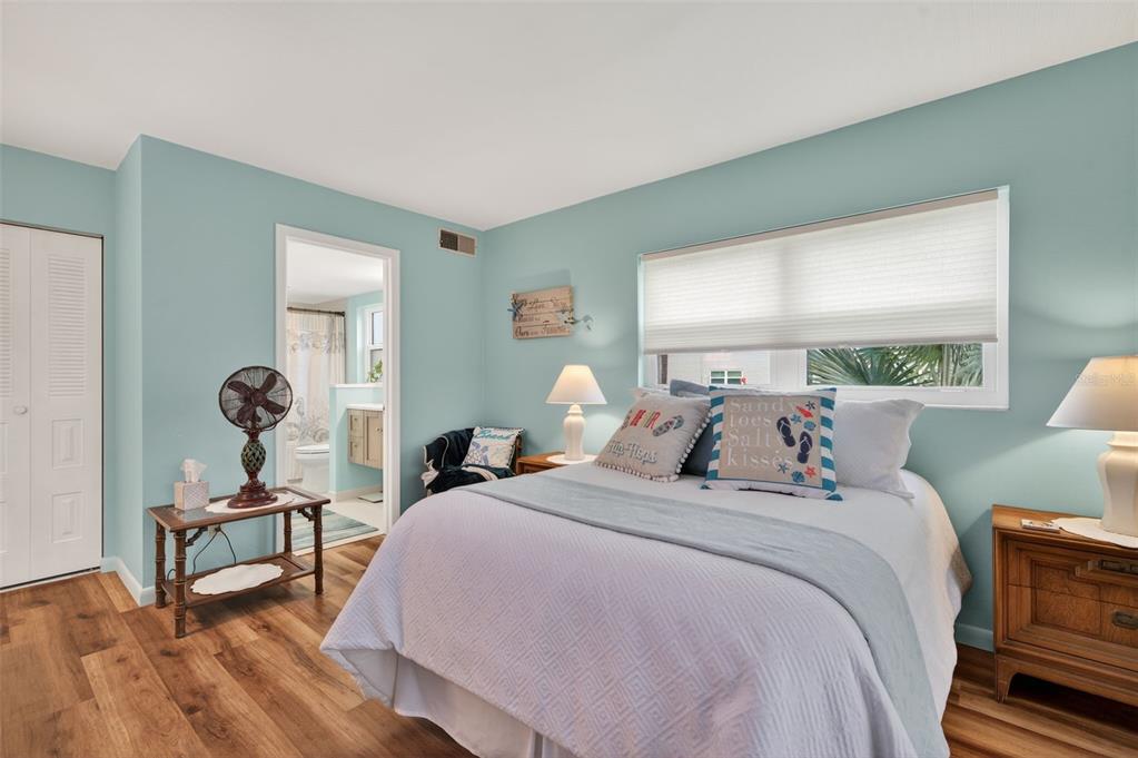 1430 Heather Ridge Boulevard, Unit 101 Dunedin, FL 34698 - Photo 28 of 44 a bedroom with bed and a night stand