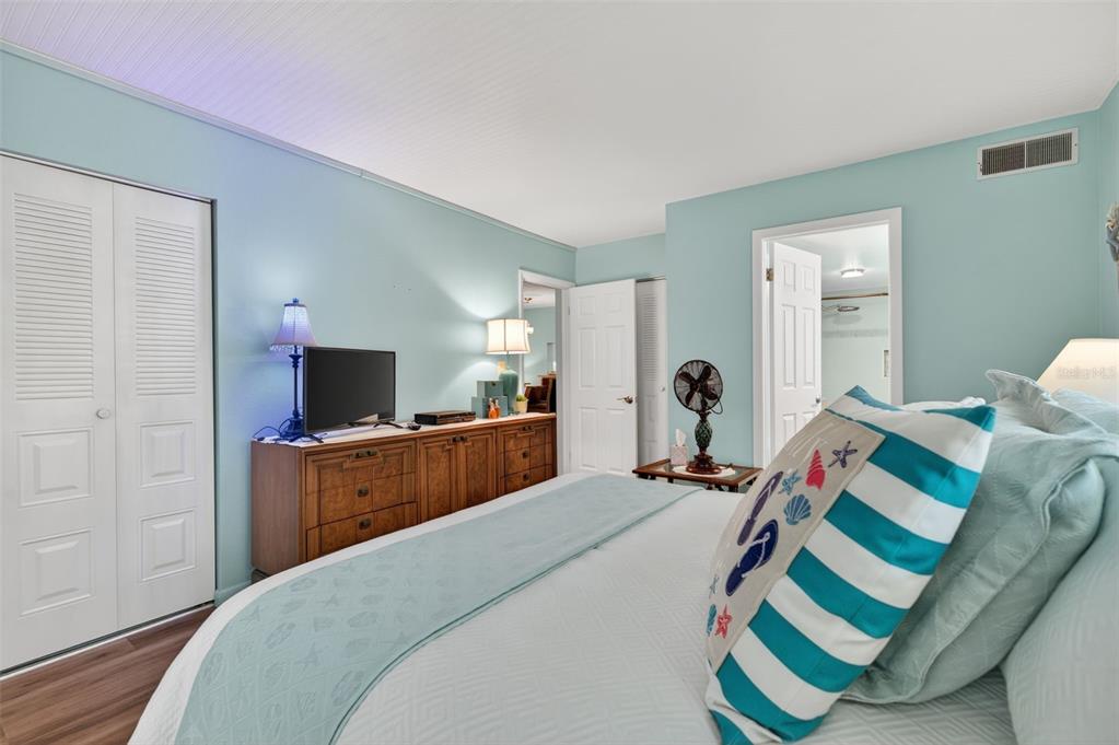 1430 Heather Ridge Boulevard, Unit 101 Dunedin, FL 34698 - Photo 29 of 44 a bedroom with a bed and a flat screen tv