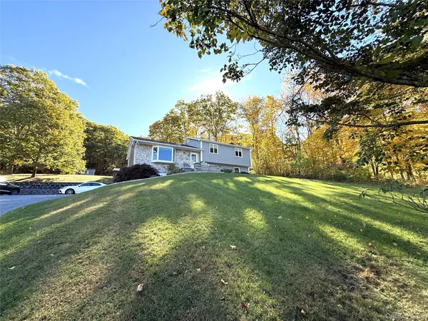a view of a house with a yard