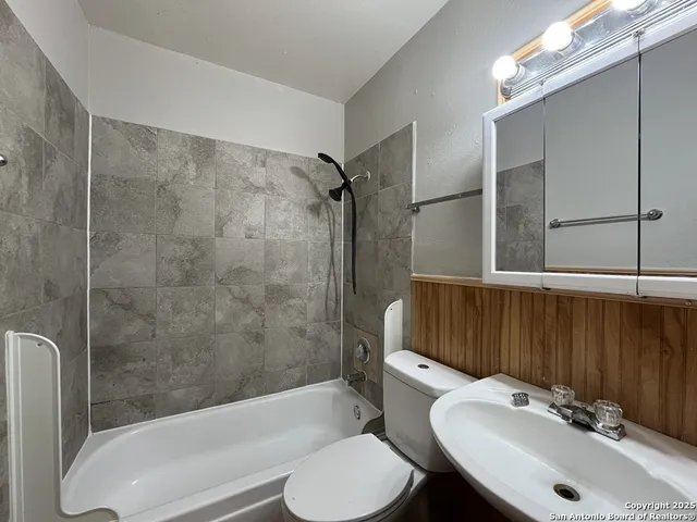 $950 | 2802 Lasses Boulevard, Unit 1, San Antonio, TX 78223