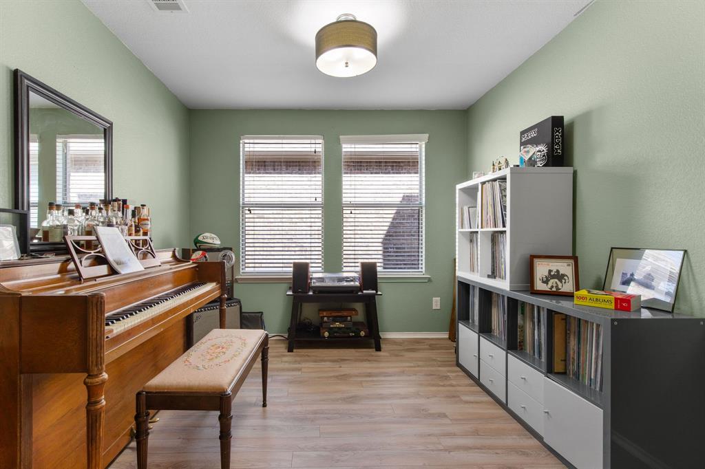 3213 Evening Wind Road Denton, TX 76208 - Photo 5 of 28 a kitchen with lots of counter top space