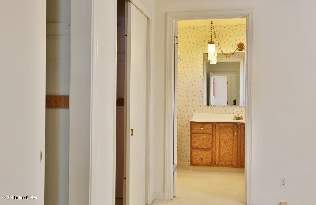 315 Short Road Louisville, KY 40207 - Photo 23 of 32 MASTER BATH.
