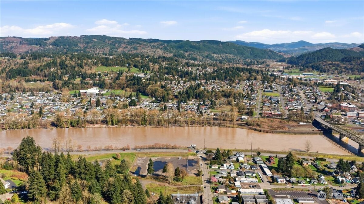 101 Fishers Lane Longview, WA 98626 - Photo 12 of 14 a view of a city and mountains