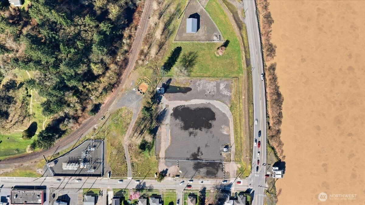 101 Fishers Lane Longview, WA 98626 - Photo 13 of 14 an aerial view of residential houses with outdoor space