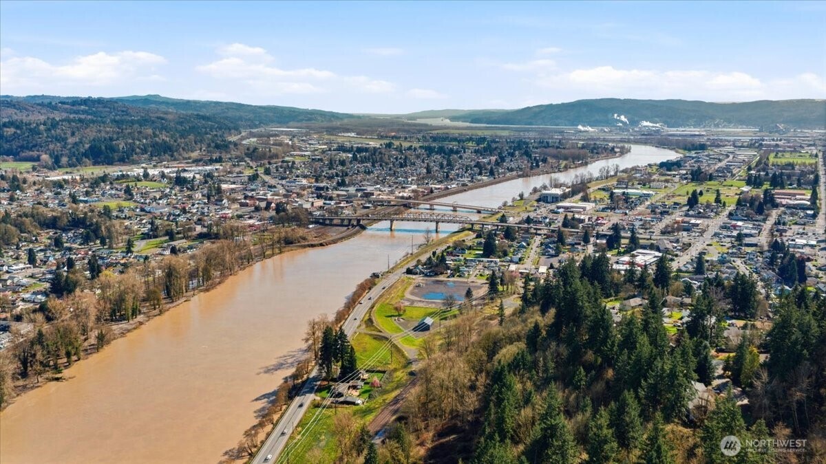 101 Fishers Lane Longview, WA 98626 - Photo 3 of 14 a view of a city