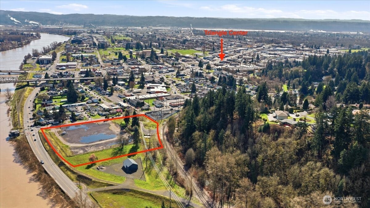 101 Fishers Lane Longview, WA 98626 - Photo 5 of 14 an aerial view of residential houses with outdoor space
