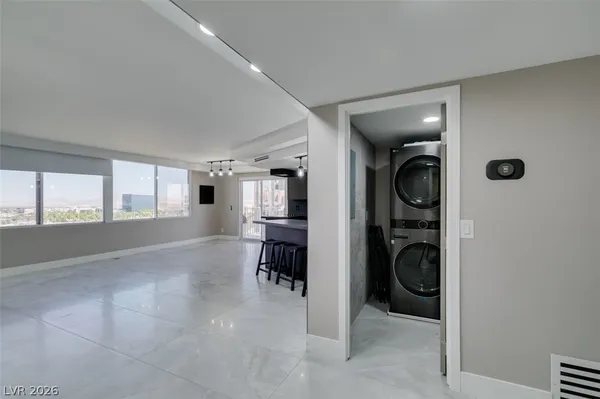 $2,594 | 205 East Harmon Avenue, Unit 1012, Las Vegas, NV 89169