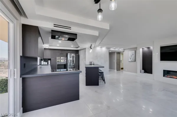 $2,594 | 205 East Harmon Avenue, Unit 1012, Las Vegas, NV 89169