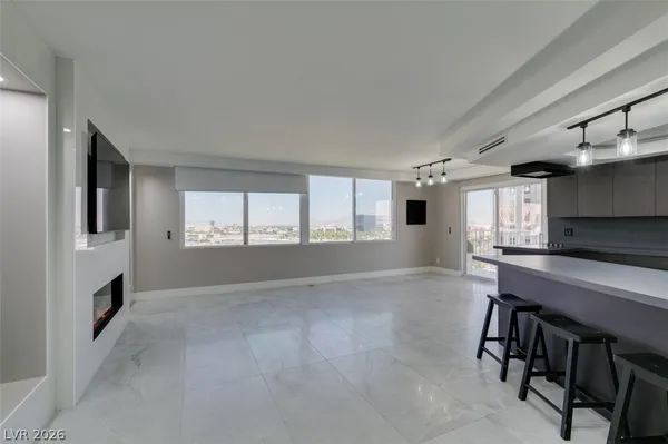 $2,594 | 205 East Harmon Avenue, Unit 1012, Las Vegas, NV 89169