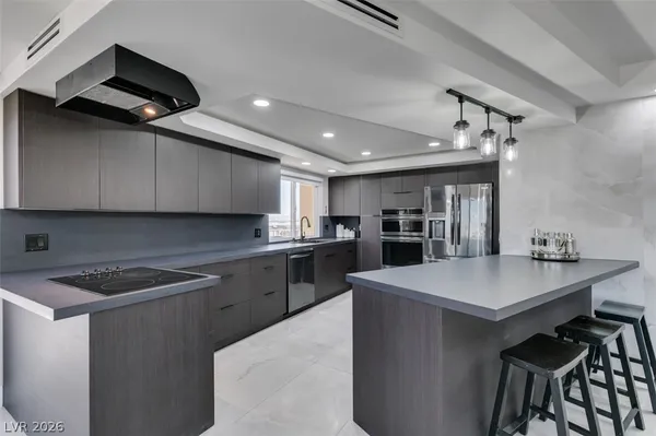 $2,594 | 205 East Harmon Avenue, Unit 1012, Las Vegas, NV 89169