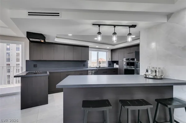 $2,594 | 205 East Harmon Avenue, Unit 1012, Las Vegas, NV 89169