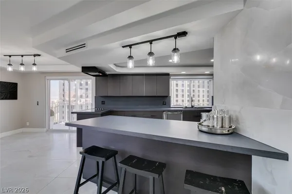 $2,594 | 205 East Harmon Avenue, Unit 1012, Las Vegas, NV 89169