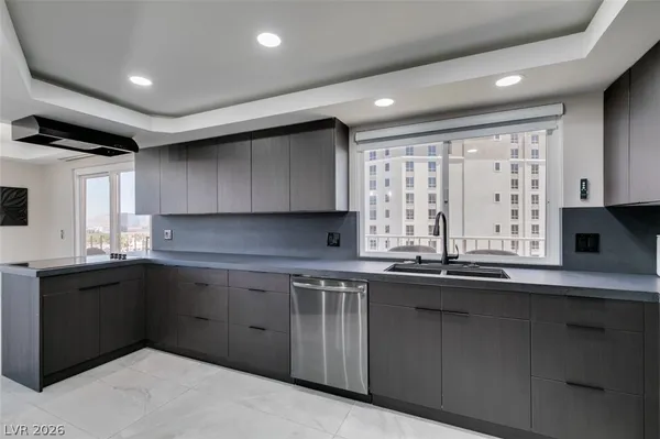 $2,594 | 205 East Harmon Avenue, Unit 1012, Las Vegas, NV 89169