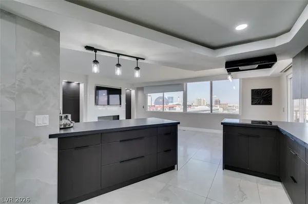 $2,594 | 205 East Harmon Avenue, Unit 1012, Las Vegas, NV 89169