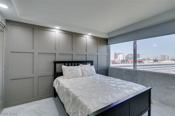 $2,594 | 205 East Harmon Avenue, Unit 1012, Las Vegas, NV 89169