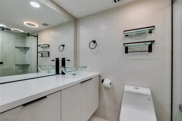 $2,594 | 205 East Harmon Avenue, Unit 1012, Las Vegas, NV 89169