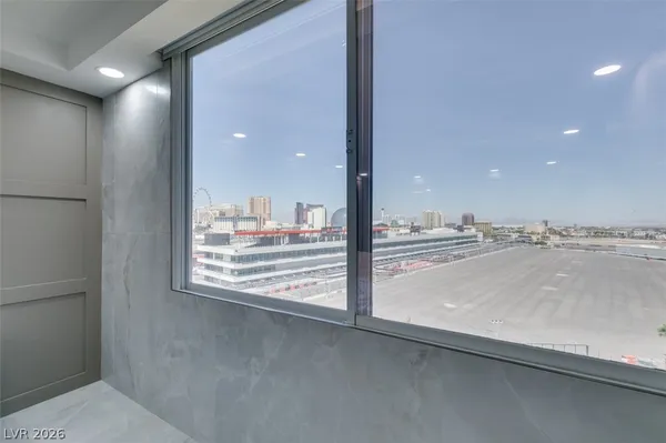 $2,594 | 205 East Harmon Avenue, Unit 1012, Las Vegas, NV 89169