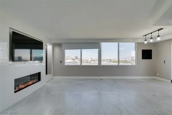 $2,594 | 205 East Harmon Avenue, Unit 1012, Las Vegas, NV 89169