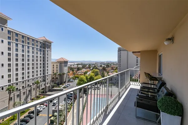 $2,594 | 205 East Harmon Avenue, Unit 1012, Las Vegas, NV 89169
