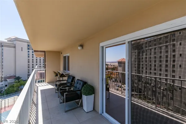 $2,594 | 205 East Harmon Avenue, Unit 1012, Las Vegas, NV 89169