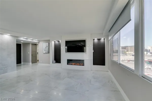 $2,594 | 205 East Harmon Avenue, Unit 1012, Las Vegas, NV 89169